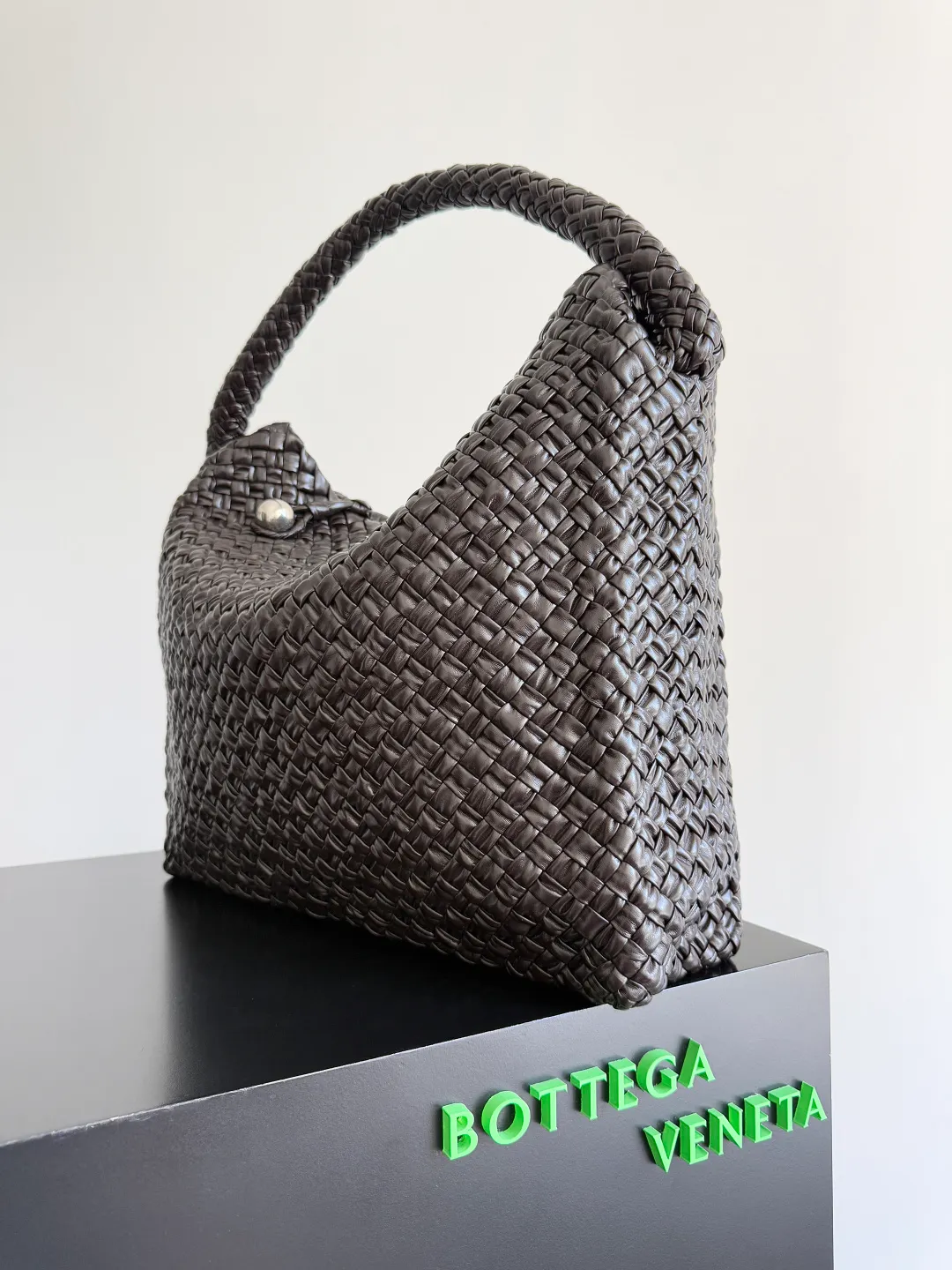 Batch 5760 BOTTEGA VENETA new product large Tosca Baci Baci means Kiss in Italian. Different from the previous Tosca style, this time the entire handbag presents a triangular shape design, and the handle is also designed with a single handle. The delicateness of each stitch of the craftsman's weaving, and the warmth of the handwork are like freshly baked bread! This is a bag that only experienced craftsmen can weave. The lightweight material and large capacity make it easy to carry whether you are an office worker or a student party😍Not only that, this bag is full of fashion, making you the center of attention whether it is a daily outing or an important occasion👀 Style number: 765373 Size: 46*34.5*13.5cm